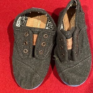 Size 8 gray wool Toms shoe